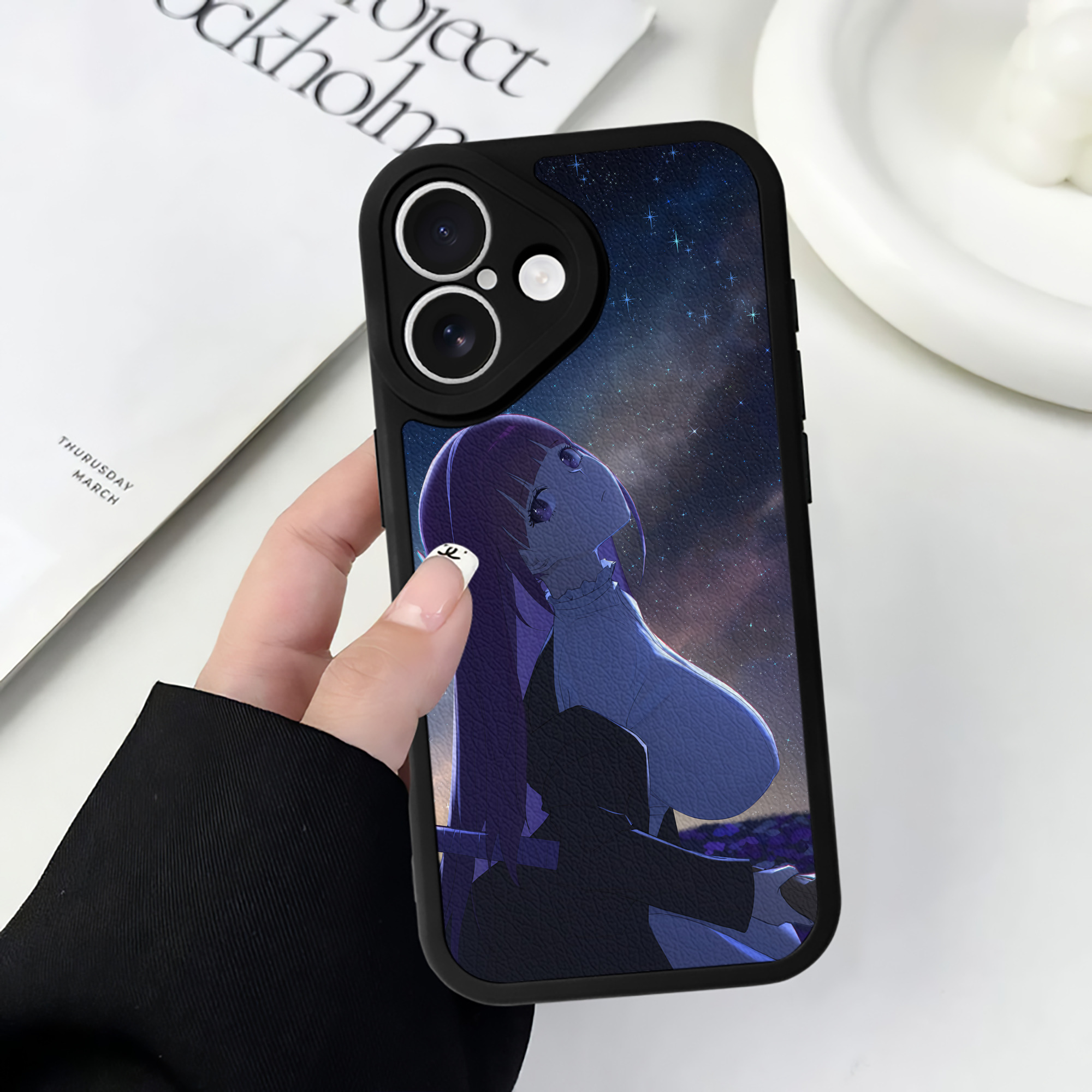 （画像用） 葬送のフリーレン Frieren 【iPhone 16シリーズ対応】シリコンスマホケース（レザー調） 材質：シリコン